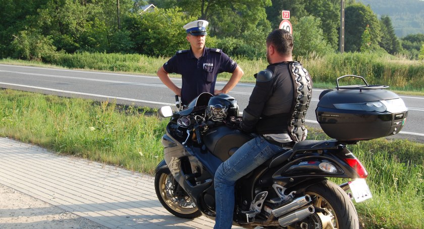 O tej porze roku policjanci często kontrolują motocyklistów. Fot. arch.