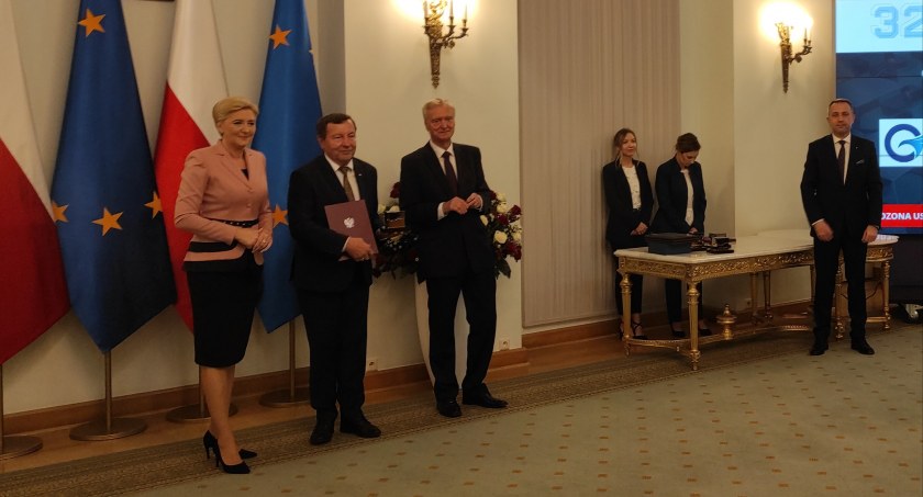 Agata Kornhauser-Duda - Pierwsza Dama, Stanisław Leski - prezes Gaz Traiding Podkarpacie i prof. Michał Kleiber - przewodniczący Kapituły Polskiego Godła Promocyjnego, podczas uroczystości w Pałacu Prezydenckim.