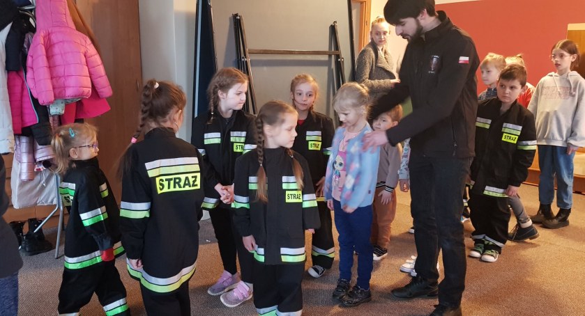 fot. Mali Strażacy ćwiczą musztrę z opiekunem Jackiem Kitą.