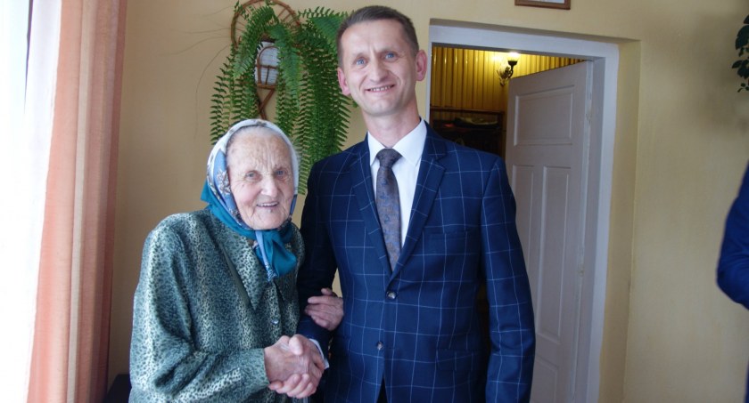Helena Kociołek z kierownikiem KRUS w Dębicy Zbigniewem Kowalskim.