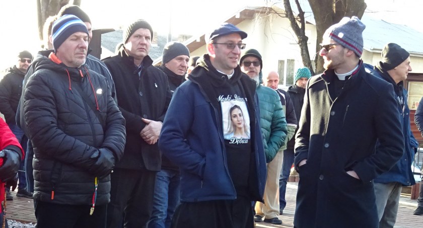 Ks. Jan Majocha (w środku) w Dębicy był też kapelanem grupy Męskiego Różańca.