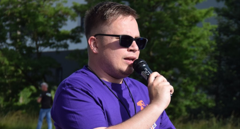 Jednym z radnych, który zagłosował przeciwko udzieleniu burmistrzowi Staniszewskiemu wotum zaufania był Bartłomiej Ziaja (na zdjęciu). 