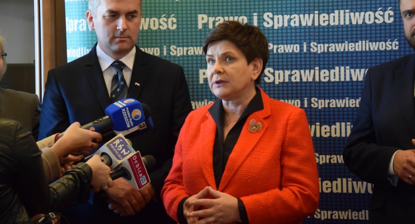 Ostatni raz Beata Szydło odwiedziła Dębicę w 2018 roku, by wesprzeć Mateusza Kutrzebę w wyborach na burmistrza Dębicy.