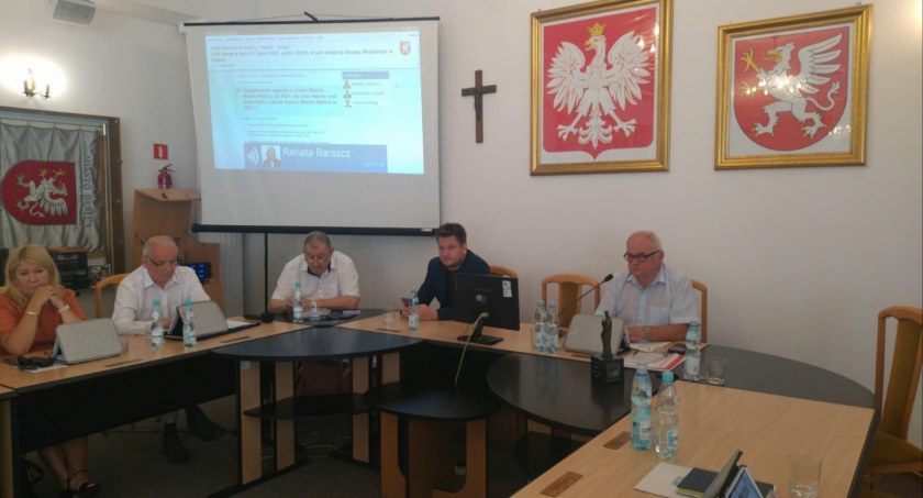 Sesję RM otworzył wiceprzewodniczący rady Szczepan Mroczek.