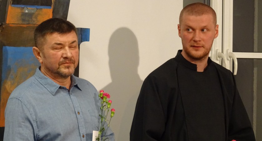 Piotr Albert Koczaj (z prawej) z Dariuszem Grabowskim podczas jednego z wernisażów.
