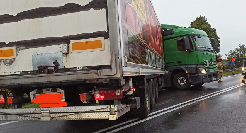 Samochód ciężarowy wpadł w barierki ochronne. Fot. OSP Brzostek
