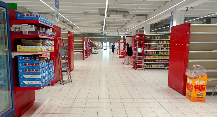 W dębickim Carrefourze coraz mniej towaru. 