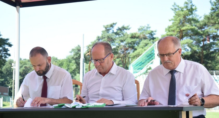 Na zdjęciu od lewej: Paweł Paśko, wiceprezes firmy HandBud, burmistrz Dębicy Mariusz Szewczyk oraz Jan Chmura, szef firmy, która wykona zadanie.