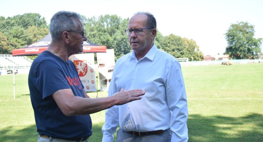 Pracownik Miejskiego Ośrodka Sportu i Rekreacji w Dębicy Janusz Turek (z lewej) podczas rozmowy z burmistrzem Mariuszem Szewczykiem, tuż przed podpisaniem umowy.