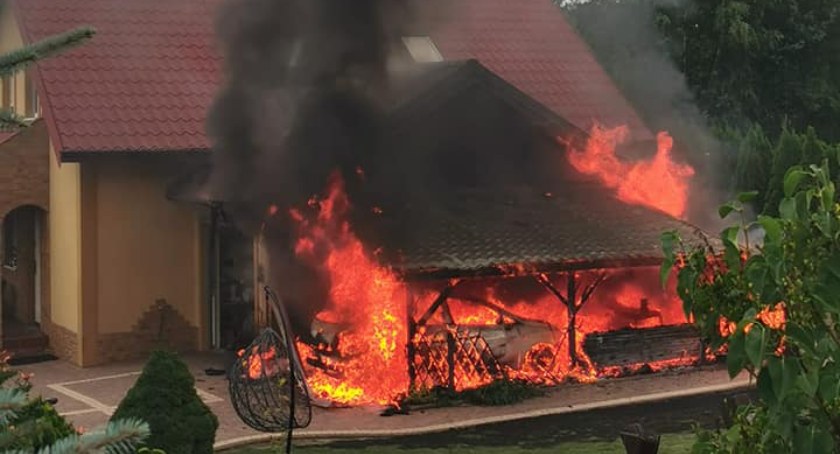 Dzięki szybkiej akcji strażaków udało się uratować dom. Fot. OSP Pilzno.