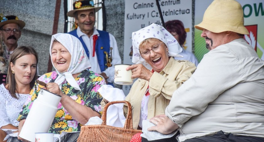 Jako pierwsze dawne tradycje żniwne przedstawiły panie z Koła Gospodyń Wiejskich w Dzwonowej.