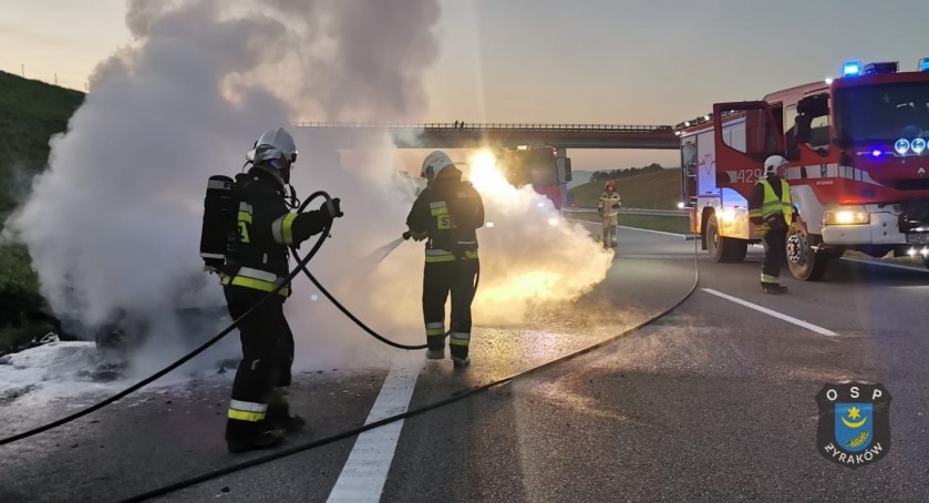 Strażacy szybko przybyli na ratunek, ale samochodu nie udało się uratować. Fot. KSRG OSP Żyraków. 