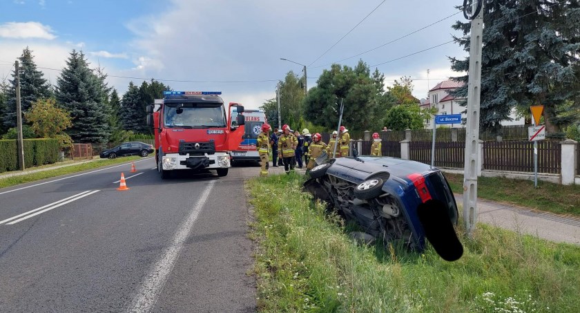 Kierująca volkswagenem uderzyła w przepust. Fot. OSP Brzeźnica.