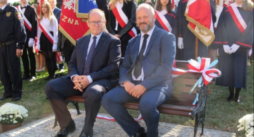 Burmistrz Mariusz Szewczyk (z lewej) powierzył stanowisko dyrektora Szkoły Podstawowej nr 8 Mariuszowi Zającowi (z prawej).