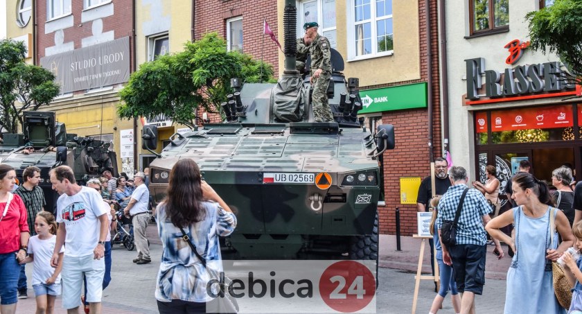 W Rynku można zobaczyć m.in. moździerz samobieżny na podwoziu kołowym kaliber 120 mm.