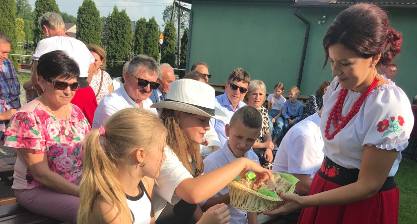 Wszyscy uczestnicy dożynek poczęstowani zostali chlebem z tegorocznych plonów.