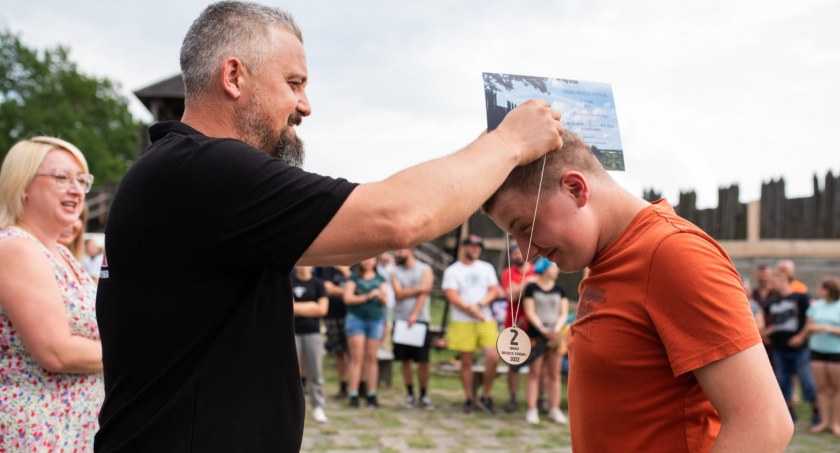 Włodzimierz Woźnica podczas ceremonii dekoracji uczestników turnieju. Fot. Julia Żymuła