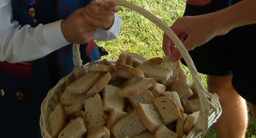 Chlebem dzielić będą przed godziną siedemnastą. 