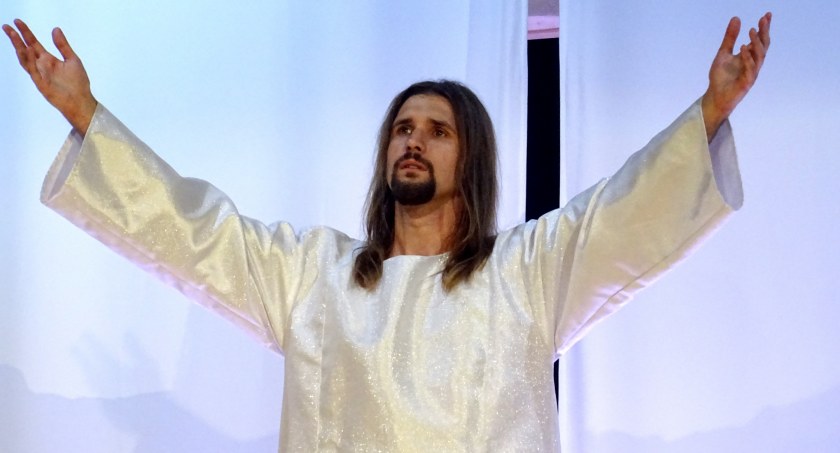 Tomasz Bulzak na scenie DK Mors w musicalu Jesus Christ Superstar.