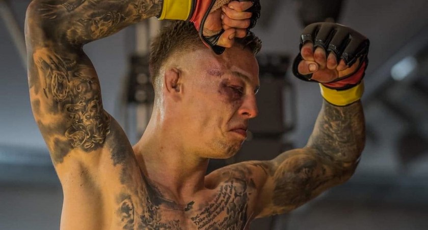 W czerwcu Krystian wywalczył pierwszy w historii pas federacji Silesian MMA. fot. FB/Krystian Blezień