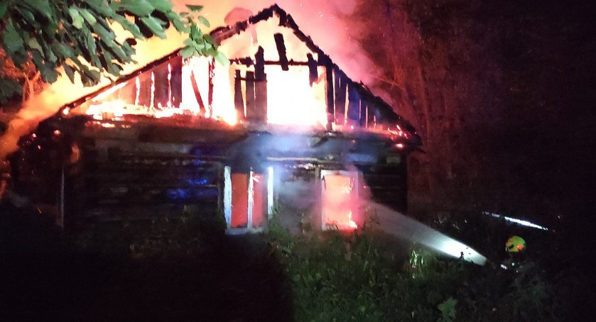 Pożar wybuchł dzisiaj, tuż po północy. Fot. OSP Łęki Górne.