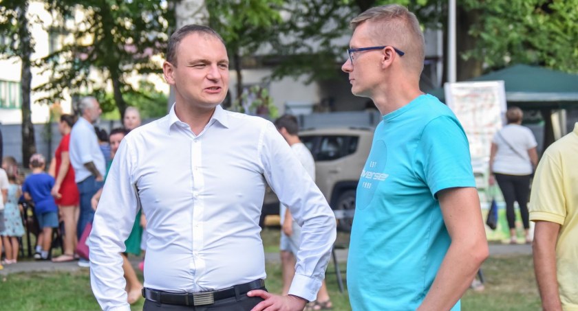 Prezesem stowarzyszenia Teraz Dębica jest radny Rady Miejskiej w Dębicy Paweł Hayn (z lewej).