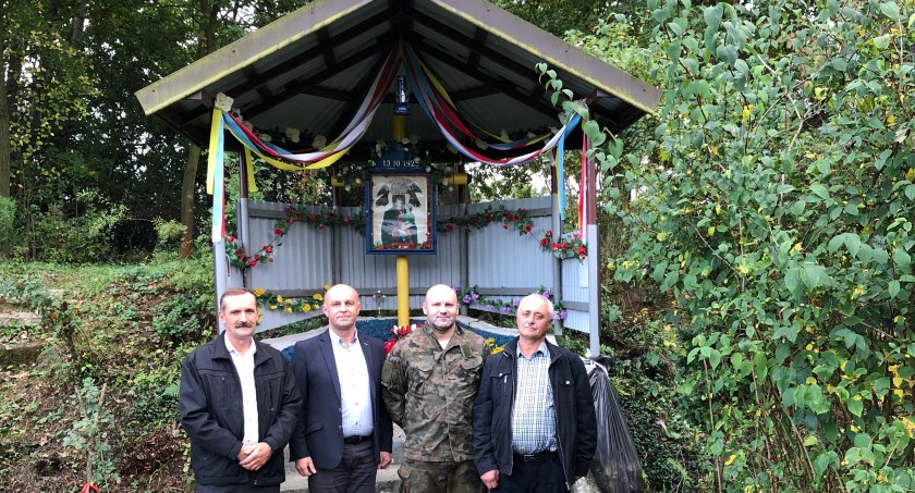 O kapliczkę dbają m.in. Wiesław Sikora, Grzegorz Horosz, Marcin Puk i Jerzy Sak.