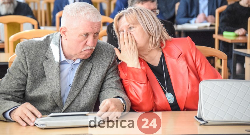 Przed radnymi dość długi blok uchwał. Na zdjęciu Leszek Żyłka oraz Renata Barszcz.