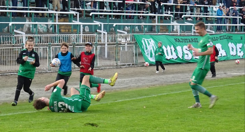 Tak cieszył się po zdobyciu bramki Jakub Smoleń. A wraz z nim najmłodsi fani Wisłoki.