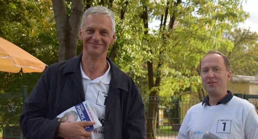 Poseł Paweł Poncyljusz (z lewej) podczas kampanii w 2019 roku. Na zdjęciu z Dominikiem Łazarzem.