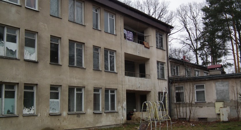 Zdjęcie przedstawia budynek, w którym doszło do gwałtu. Fot. arch. 