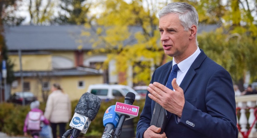 Poseł Paweł Poncyljusz wizytę w Dębicy rozpoczął od konferencji prasowej pod Urzędem Miejskim.