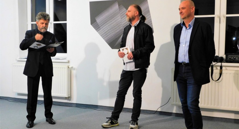 Ryszard Kucab, Grzegorz Kozioł i Maciej Hołda podczas wernisażu.