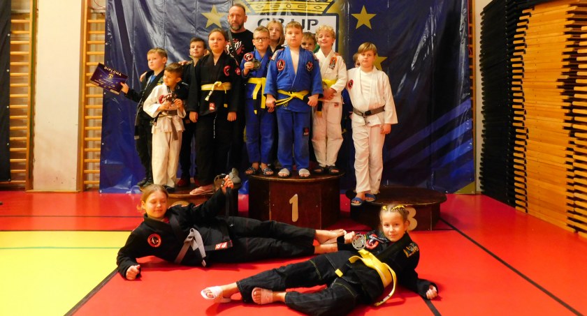 Zawodnicy Fight Sports Dębica z trenerem Jakubem Cichoniem. 