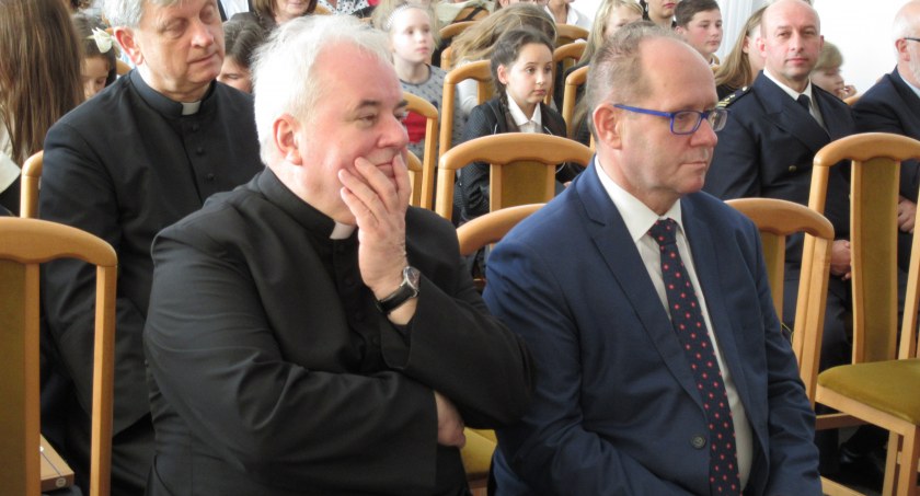 Ks. Ryszard Piasecki, proboszcz parafii św. Jadwigi, ma powód do zafrasowania.