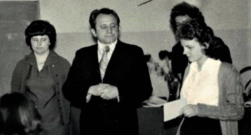 Na zdjęciu: Kazimierz Piotrowski, Stanisława Oliwa i maturzyści z 1975 roku. fot. archiwum prywatne Kazimierza Piotrowskiego.