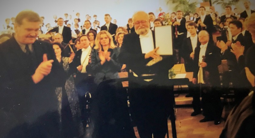 Krzysztof Penderecki po zakończeniu koncertu Credo na Nowy Wiek w 2000 roku.