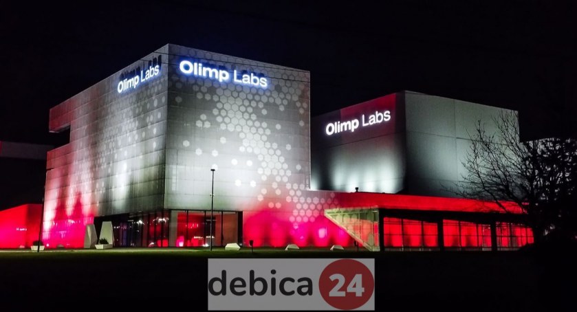 Siedziba firmy Olimp Labs podświetlana jest w barwach narodowych przy okazji różnych rocznic i świąt.