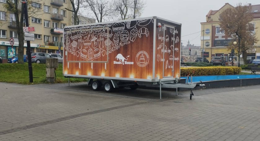 Food truck już stoi. Otwarcie jutro, najpóźniej pojutrze. Fot. debica24.eu.
