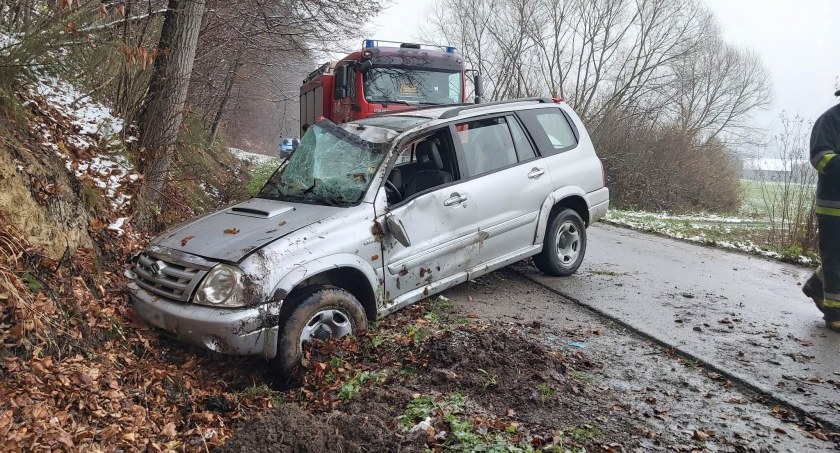 Suzuki wypadło z drogi i dachowało. Fot. OSP Brzostek
