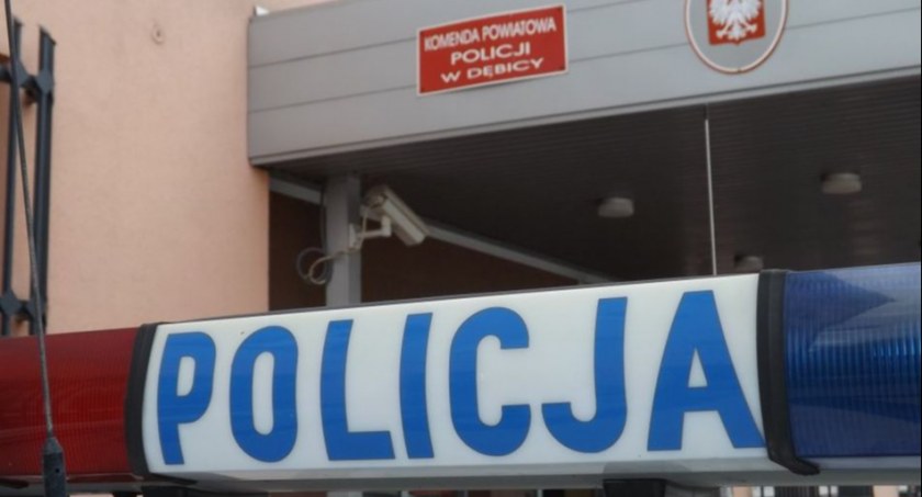 Policjanci z Dębicy wyjaśniają, co dokładnie stało się pod dębicką szkołą.