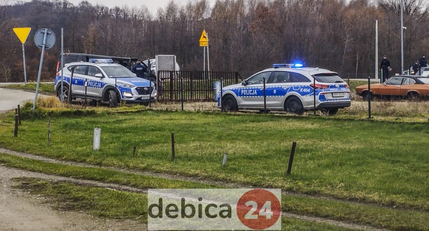 Do zdarzenia doszło w komisie samochodowym.