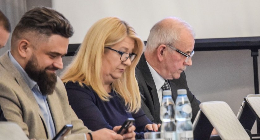 Większość rady zagłosowała przeciw podwyżkom podatków. Jaki będzie wynik w piątek? Na zdjęciu, od lewej: Mateusz Kutrzeba, Ludmiła Stelmach-Kołodziej i Stanisław Ciszek. Zdjęcie: debica24.eu