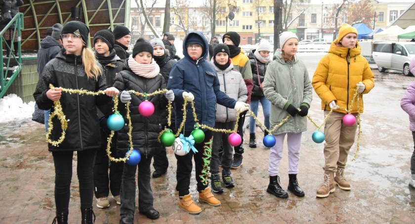 Choinkę na dębickim Rynku ubrali przedszkolaki i uczniowie. Pomagał im w tym św. Mikołaj.