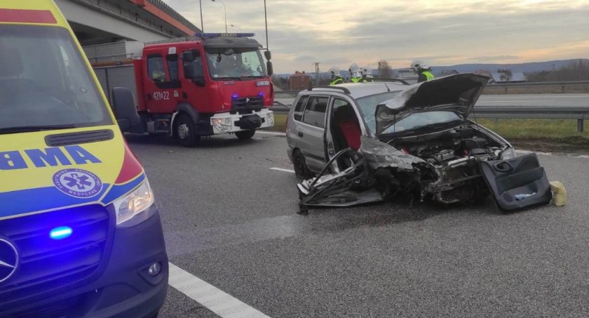By wydostać kierującego konieczne było rozcięcie karoserii. Zdjęcie: OSP Żyraków.