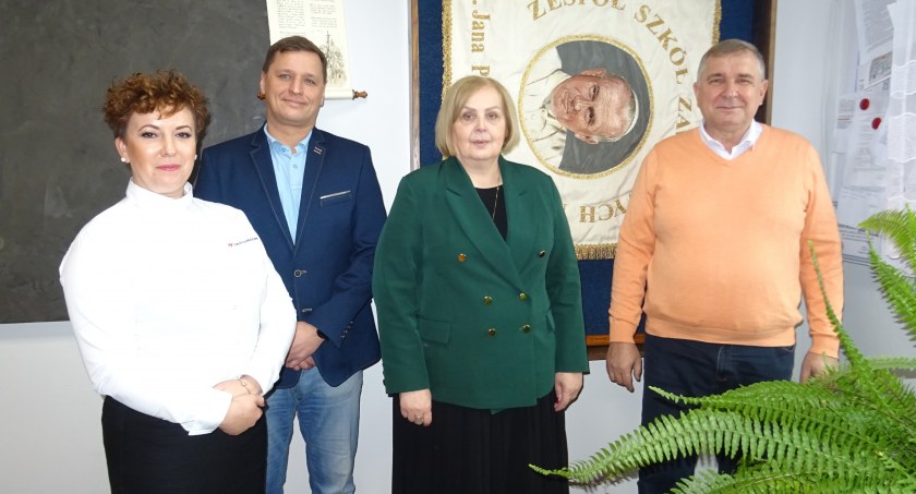 W podpisaniu umowy uczestniczyli przedstawiciele Hutchinsona Katarzyna Krupka i Jakub Tomalczyk oraz ZSZ nr 1 Bożena Zielińska i Paweł Miłosz