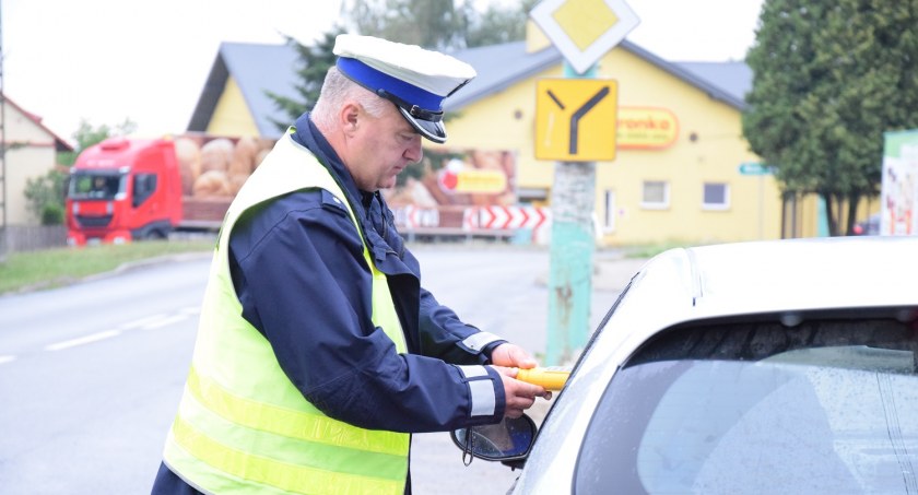 Na zdjęciu podinspektor Robert Kras podczas akcji Trzeźwy Poranek. 