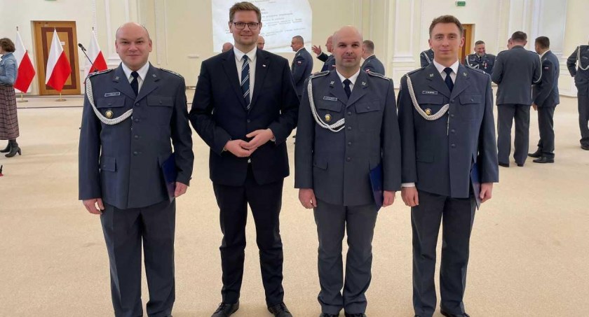 Mł.chor Piotr Florka, st.sierż. Jerzy Bielak oraz st.szer Artur Władyka z wiceministrem sprawiedliwości Michałem Wosiem. fot. mjr Mariusz Konefał