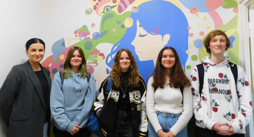 Od lewej: opiekunka Kinga Chłopek oraz uczniowie: Oliwia Marek, Maja Mysona, Karina Skiba i Dorian Nykiel.