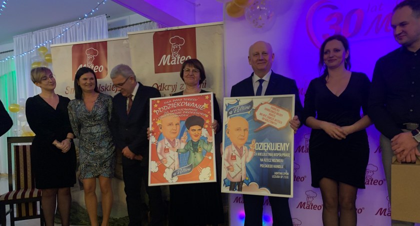 Teresa i Stanisław Cabaj z graficznymi podziękowaniami od firmy Poltino.